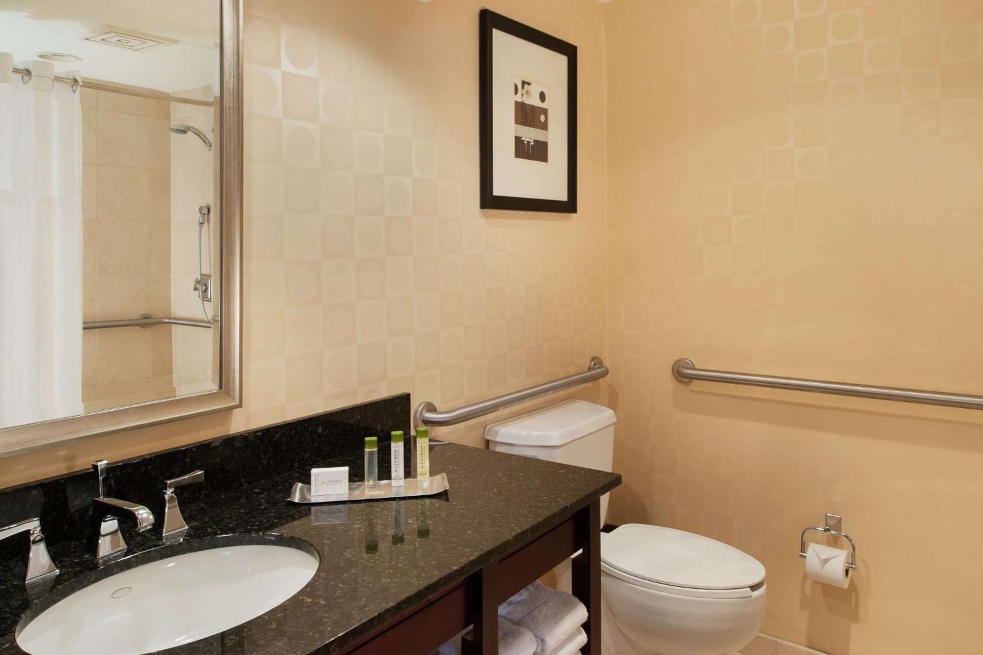 King Room Accessible Tub Mobility Access or Non-Smoking,1537397092:JPEG